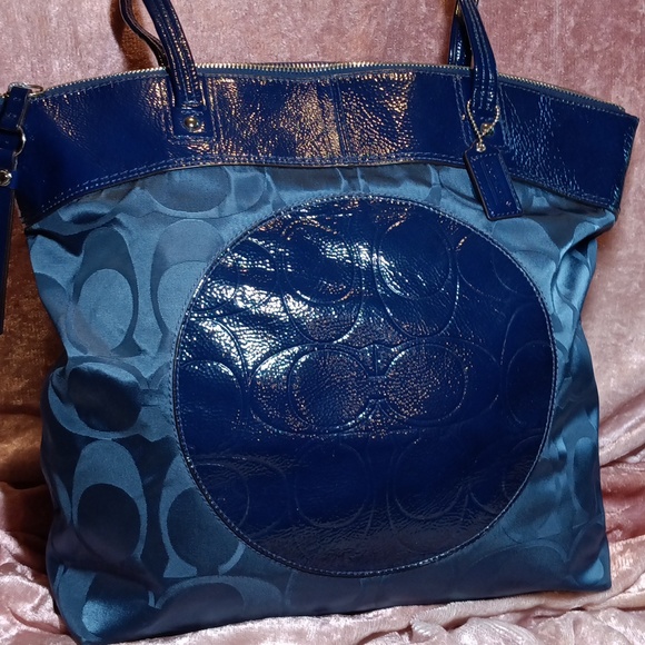 Coach Handbags - EUC COACH CIRCLE TOTE BAG WPATENT LEATHER A1320